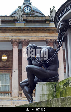 Das Nelson-Monument in Exchange Fahnen Liverpool mit dem Rathaus im Hintergrund Stockfoto