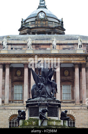 Das Nelson-Monument in Exchange Fahnen Liverpool mit dem Rathaus im Hintergrund Stockfoto