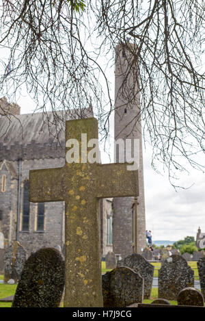 Kreuz auf dem alten Friedhof in der Kathedrale von St. Canice in Kilkenny Stadt Irland Stockfoto