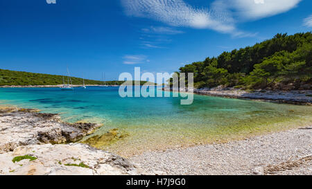 Pakleni-Inseln. Paklinski otoci. Felsige Küste und transparentes adriatisches Meer. Kroatien. Europa. Stockfoto