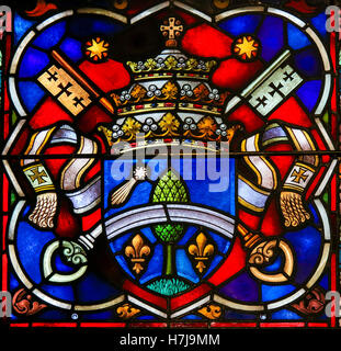 Glasmalerei-Fenster Darstellung eines Wappens, in der Kathedrale von Saint Rumbold in Mechelen, Belgien. Stockfoto
