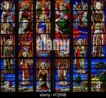 Glasmalerei-Fenster Darstellung der Krönung der Mutter Mary von der Heiligsten Dreifaltigkeit, in der Kathedrale von Saint Rumbold in Mechelen, Stockfoto