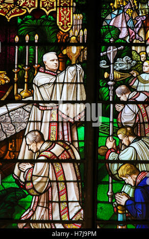 Glasmalerei-Fenster Darstellung eines Bischofs mit der Monstranz, das Schiff der Eucharistie, in der Kathedrale Saint Rumbold Stockfoto