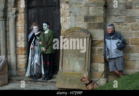 Teilnehmer an Whitby Gothic Weekend in Whitby, Yorkshire, wo Bram Stoker, die einige seiner Inspiration für "Dracula" gefunden, nach einem Aufenthalt in der Stadt im Jahre 1890. Stockfoto