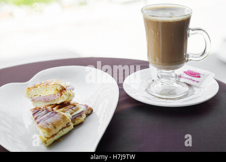 Käse-Schinken-Toast-Croissant und Latte Kaffee einfaches Frühstück snack-Set Stockfoto