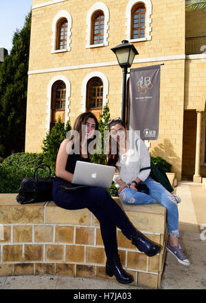 2 weibliche Studenten auf dem Campus der American University of Beirut (AUB), Ras Beirut, Libanon. Stockfoto