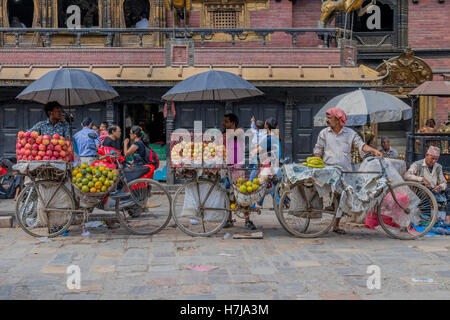 Mobilen Verkäufer für Obst und Gemüse auf den Straßen von Kathmandu in Nepal Stockfoto