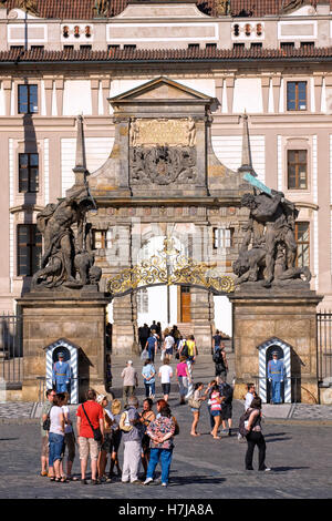 Eingang der Burg Hradschin in Prag Stockfoto