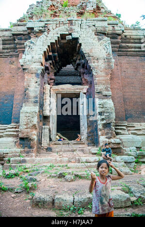 Kinder am Phnom Da, ein 6. Jahrhundert Khmer-Tempel in Kambodscha Stockfoto