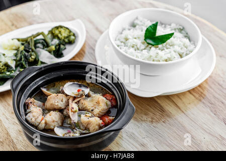 traditionelle Fisch Muscheln und gemischten Meeresfrüchten portugiesischen Caldeirada würzige Suppe Eintopf Essen Stockfoto