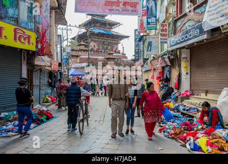 Mobilen Textil Verkäufer, die waren auf den Straßen von Kathmandu in Nepal Stockfoto