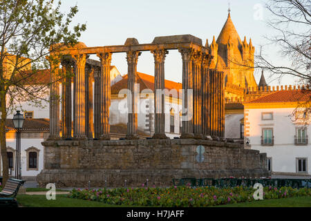 Römische Tempel der Diana vor der Kathedrale Santa Maria, Evora, Alentejo, Portugal, UNESCO-Weltkulturerbe Stockfoto