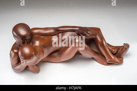 Umfassenden paar, Holz Skulptur des französischen Bildhauers Jean Henninger 1966 Stockfoto