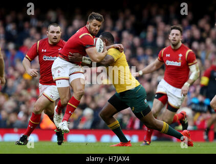 Wales Rhys Webb von Australiens Tevita Kuridrani während des Spiels Herbst International im Fürstentum Stadium, Cardiff in Angriff genommen wird. Stockfoto