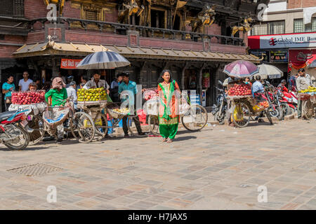 Mobilen Verkäufer, die waren auf den Straßen von Kathmandu in Nepal Stockfoto