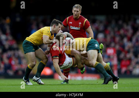 Wales Ross Moriarty durch Australiens David Pocock und Bernard Foley während des Spiels Herbst International im Fürstentum Stadium, Cardiff in Angriff genommen wird. Stockfoto