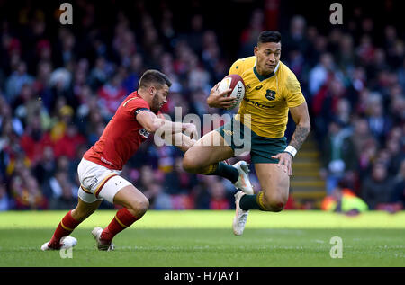 Australiens Israel Folau (rechts) wird im Fürstentum Stadium, Cardiff Wales' Rhys Webb (links) während des Spiels Herbst International angegangen. Stockfoto