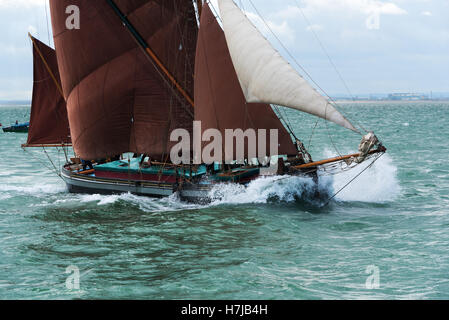 Thames Lastkahn Dame von Lea, unter vollen Segeln. Stockfoto