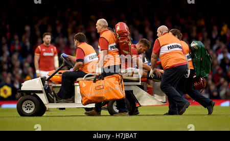 Wales' Rhys Webb verlassen das Spielfeld mit einer Verletzung während der Herbst International Matches im Fürstentum Stadium, Cardiff. Stockfoto