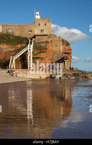 Jacobs Ladder und dem westlichen Strand in Sidmouth, Devon. Die Leiter ist eine Reihe von hölzernen Stufen hinauf auf Connaught Gärten Stockfoto