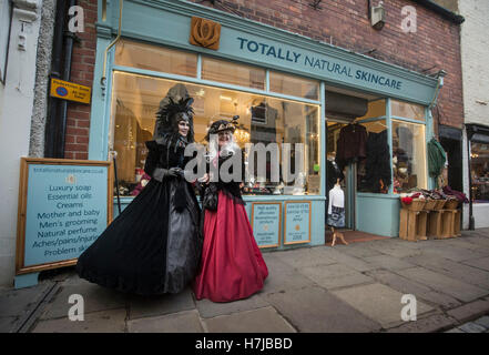 Teilnehmer an Whitby Gothic Weekend in Whitby, Yorkshire, wo Bram Stoker, die einige seiner Inspiration für "Dracula" gefunden, nach einem Aufenthalt in der Stadt im Jahre 1890. Stockfoto