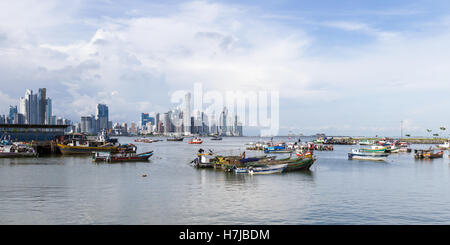 Panama-Stadt, Panama - Juni 08: kleine lokale Fischereifahrzeuge mit der Stadt im Hintergrund. 8. Juni 2016, Panama City, Panama. Stockfoto