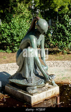 Brunnen mit jungen Mädchen und Schildkröte Bronze-Skulptur des französischen Bildhauers Jean Henninger, Straßburg, Elsass, Frankreich 1963 Stockfoto