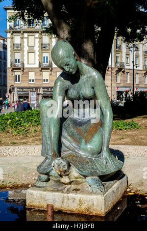 Brunnen mit jungen Mädchen und Schildkröte Bronze-Skulptur des französischen Bildhauers Jean Henninger, Straßburg, Elsass, Frankreich 1963 Stockfoto