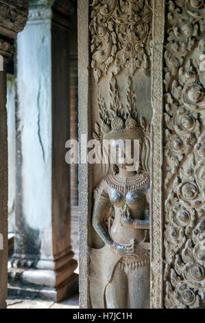 Ein Basrelief aus Stein eines apsara aus den angkorianischen Tempeln aus dem 8. Bis 13. Jahrhundert in der Provinz Siem Reap, Kambodscha. Stockfoto
