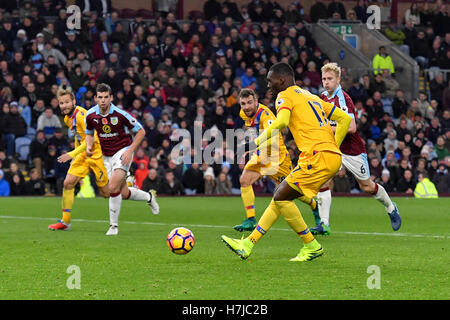 Crystal Palace Christian Benteke Partituren seiner Mannschaft zweite Tor des Spiels von einer Strafe in der Premier League match bei Turf Moor, Burnley. Stockfoto