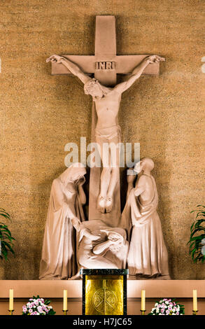 Kalvarienberg, Betonskulptur 1956 des französischen Bildhauers Jean Henninger, St.-Nikolaus-Kirche, Schirrhein, Elsass, Frankreich Stockfoto