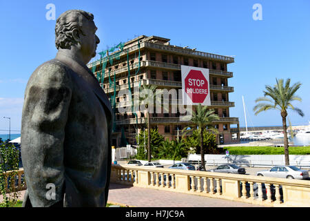 Statue des ermordeten ehemaligen Ministerpräsidenten Rafiq Hairi (1944 – 2005) in der Nähe von Saint-George Hotel, das Plakat schmücken die Fassade... Stockfoto