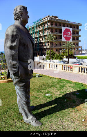 Statue des ermordeten ehemaligen Ministerpräsidenten Rafiq Hairi (1944 – 2005) in der Nähe von Saint-George Hotel, das Plakat schmücken die Fassade Conti Stockfoto