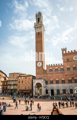 Der Palazzo Pubblico und Torre del Mangia auf der Piazza del Campo in Siena, Toskana, Italien Stockfoto