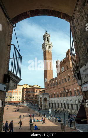 Der Palazzo Pubblico und Torre del Mangia auf der Piazza del Campo in Siena, Toskana, Italien Stockfoto