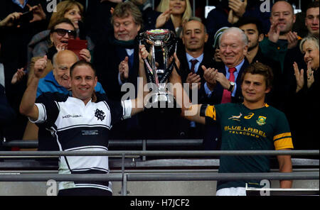 Der Barbaren Andy Ellis und Südafrikas Patrick Lambie heben die Trophäe nach dem Spiel in einem Unentschieden während der Killik-Cup endete Spiel im Wembley-Stadion, London. Stockfoto