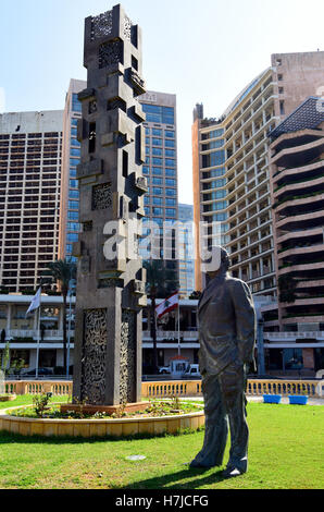 Statue des ermordeten ehemaligen Ministerpräsidenten Rafiq Hairi (1944 – 2005) angrenzend an eine Installation mit seinen Leistungen eingeschrieben... Stockfoto
