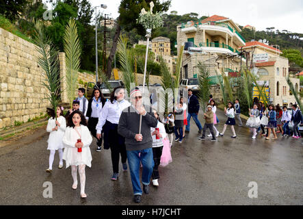 Ostern-Prozession durch die Stadt Deir al-Qamar, Chouf, Libanon. Stockfoto