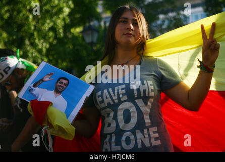 Athen, Griechenland. 5. November 2016. Demonstrator hält ein Foto von HDP Leader Selahattin Demirtas. Kurden, die in Griechenland Leben demonstrieren in Athen gegen die türkischen Regierungen Verfolgung der Führer der Partei Pro kurdische HDP Selahattin Demirtas und Figen Yuksedaq. Bildnachweis: George Panagakis/Pacific Press/Alamy Live-Nachrichten Stockfoto