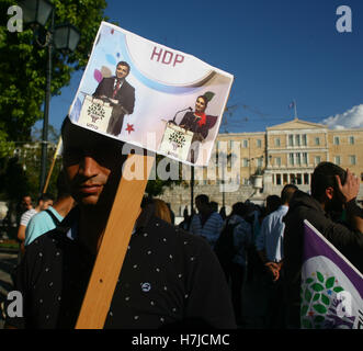 Athen, Griechenland. 5. November 2016. Demonstrator halten Foto mit den inhaftierten Führer der HDP. Kurden, die in Griechenland Leben demonstrieren in Athen gegen die türkischen Regierungen Verfolgung der Führer der Partei Pro kurdische HDP Selahattin Demirtas und Figen Yuksedaq. Bildnachweis: George Panagakis/Pacific Press/Alamy Live-Nachrichten Stockfoto