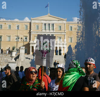 Athen, Griechenland. 5. November 2016. Demonstranten rufen Parolen gegen türkischen Präsidenten Tayyip Erdogan. Kurden, die in Griechenland Leben demonstrieren in Athen gegen die türkischen Regierungen Verfolgung der Führer der Partei Pro kurdische HDP Selahattin Demirtas und Figen Yuksedaq. Bildnachweis: George Panagakis/Pacific Press/Alamy Live-Nachrichten Stockfoto