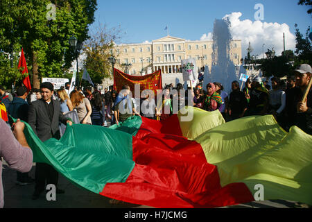 Athen, Griechenland. 5. November 2016. Demonstranten Welle eine kurdische Fahne in Syntagma-Platz. Kurden, die in Griechenland Leben demonstrieren in Athen gegen die türkischen Regierungen Verfolgung der Führer der Partei Pro kurdische HDP Selahattin Demirtas und Figen Yuksedaq. Bildnachweis: George Panagakis/Pacific Press/Alamy Live-Nachrichten Stockfoto