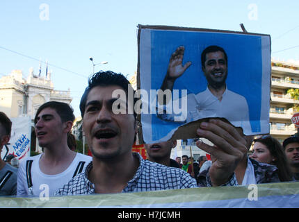 Athen, Griechenland. 5. November 2016. Demonstrator hält ein Foto von HDP Leader Selahattin Demirtas. Kurden, die in Griechenland Leben demonstrieren in Athen gegen die türkischen Regierungen Verfolgung der Führer der Partei Pro kurdische HDP Selahattin Demirtas und Figen Yuksedaq. Bildnachweis: George Panagakis/Pacific Press/Alamy Live-Nachrichten Stockfoto