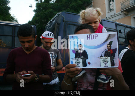 Athen, Griechenland. 5. November 2016. Demonstrator halten Foto mit den inhaftierten Führer der HDP. Kurden, die in Griechenland Leben demonstrieren in Athen gegen die türkischen Regierungen Verfolgung der Führer der Partei Pro kurdische HDP Selahattin Demirtas und Figen Yuksedaq. Bildnachweis: George Panagakis/Pacific Press/Alamy Live-Nachrichten Stockfoto