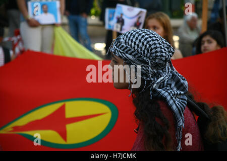 Athen, Griechenland. 5. November 2016. Demonstranten rufen Parolen gegen türkischen Präsidenten Tayyip Erdogan. Kurden, die in Griechenland Leben demonstrieren in Athen gegen die türkischen Regierungen Verfolgung der Führer der Partei Pro kurdische HDP Selahattin Demirtas und Figen Yuksedaq. Bildnachweis: George Panagakis/Pacific Press/Alamy Live-Nachrichten Stockfoto