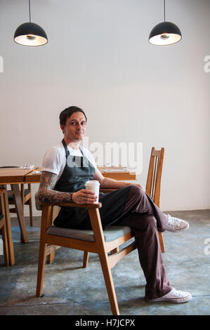 South African Chef Timothy Bruyns im Speisesaal seines Restaurants Phnom Penh, der gemeinsamen Tiger. Stockfoto