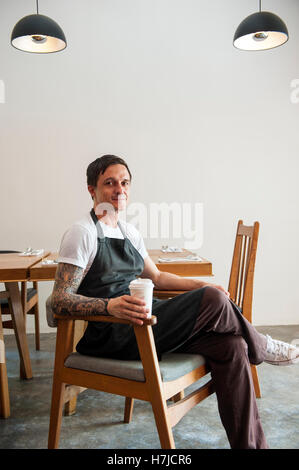 South African Chef Timothy Bruyns im Speisesaal seines Restaurants Phnom Penh, der gemeinsamen Tiger. Stockfoto