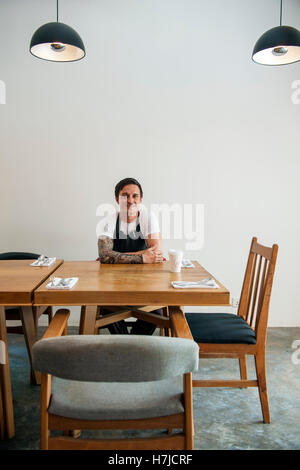 South African Chef Timothy Bruyns im Speisesaal seines Restaurants Phnom Penh, der gemeinsamen Tiger. Stockfoto