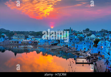 Hindu-Pilger kamen zum Heiligen See Pushkar (Sarovar) auf Ghats, Rajasthan, Indien. Stockfoto