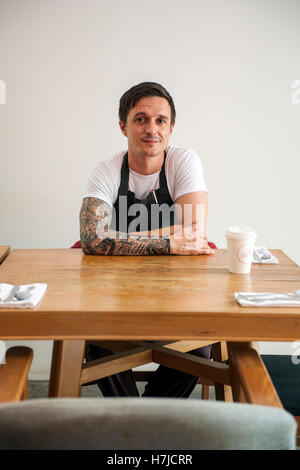 South African Chef Timothy Bruyns im Speisesaal seines Restaurants Phnom Penh, der gemeinsamen Tiger. Stockfoto